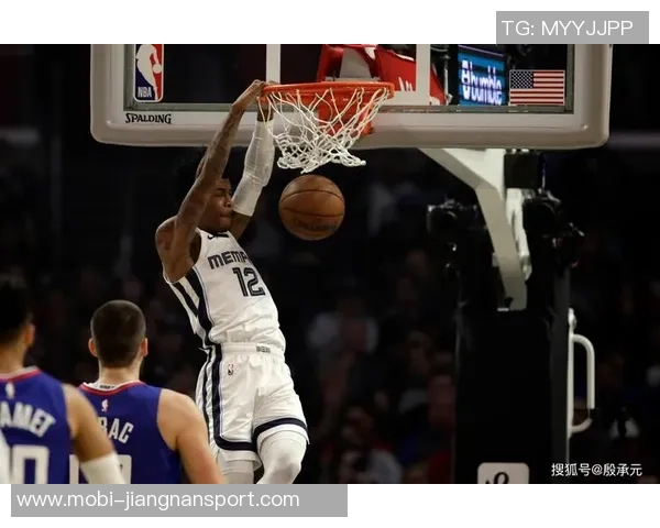 莱昂纳德生涯得分突破15000分快船三节惨遭对手压制落后32分 莱昂纳德生涯得分突破15000分快船三节惨遭对手压制落后32分